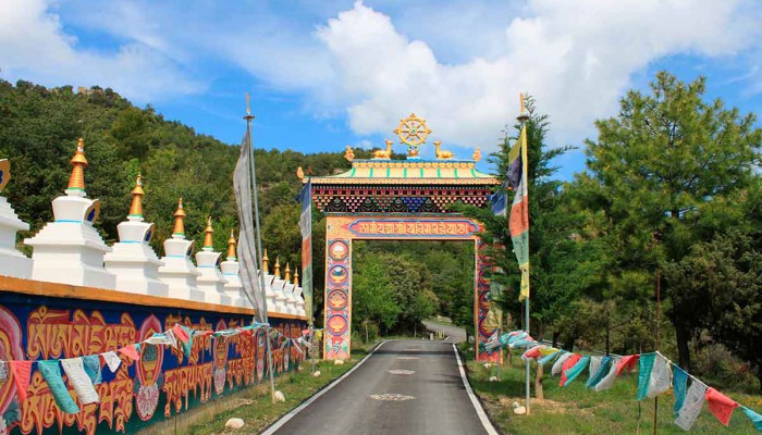 Entrada Templo Budista Panillo Ruta por la Ribagorza y el Cinca Medio