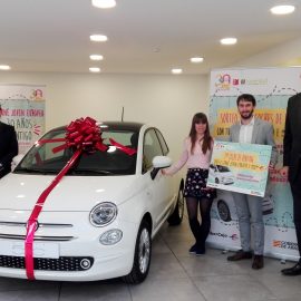 El Carné Joven Europeo e Ibercaja Leasing entregan el primer coche del sorteo de seis Fiat 500 en renting